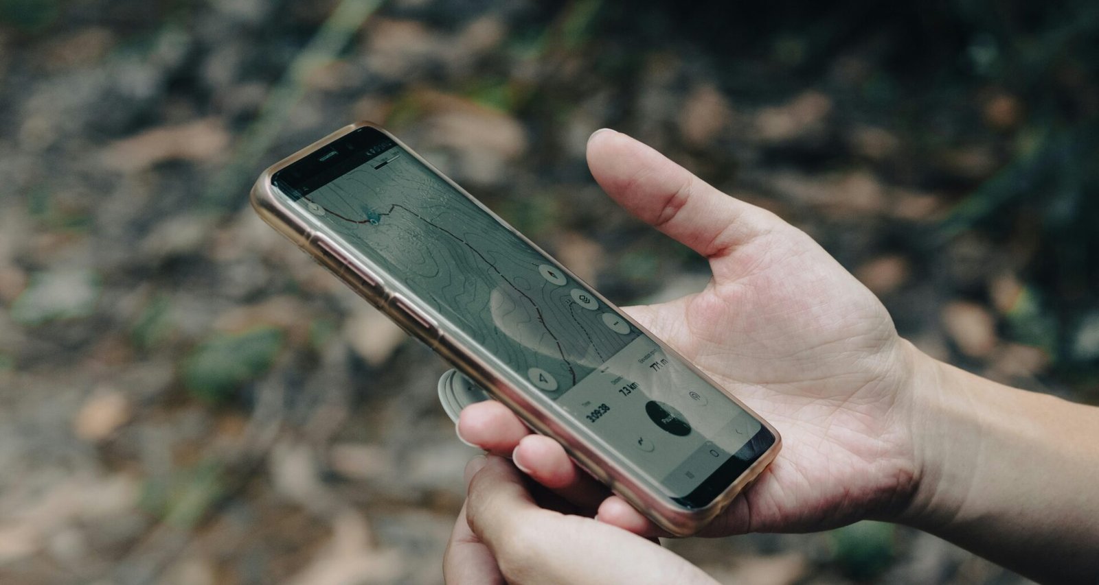 Nahaufnahme einer Person, die ein Smartphone in der Hand hält, Fokus auf moderne mobile Technologie und digitales Arbeiten