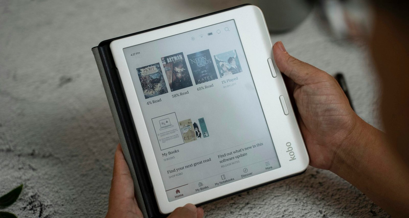 Eine Person hält ein Tablet in den Händen, auf dessen Bildschirm eine Webseite angezeigt wird, Fokus auf digitale Nutzung.