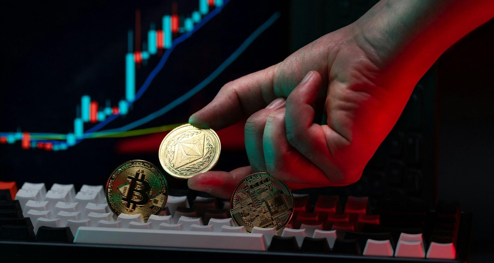 Eine Person hält eine Münze in der Hand und befindet sich vor einer Computertastatur, Fokus auf digitale Finanzthemen