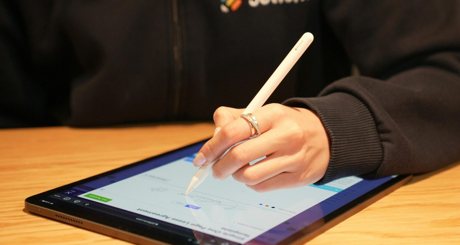 Person schreibt auf einem Tablet mit einem digitalen Stift – modernes digitales Arbeiten und Notizen erfassen.