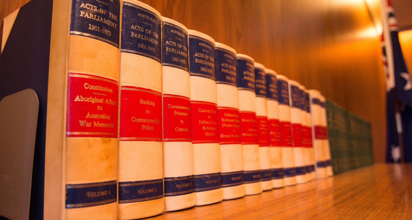 Mehrere Bücher nebeneinander auf einem Holztisch arrangiert, fotografiert für einen Artikel über Wissen und Digitalisierung.