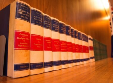 Mehrere Bücher nebeneinander auf einem Holztisch arrangiert, fotografiert für einen Artikel über Wissen und Digitalisierung.