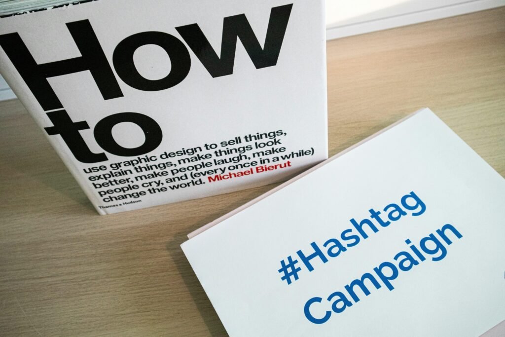 Eine Box mit der Aufschrift Hashtag Campaign steht auf einem Tisch und stellt Social-Media-Marketing dar.