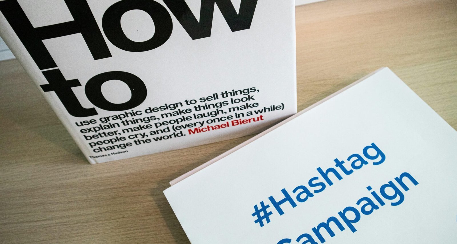 Eine Box mit der Aufschrift Hashtag Campaign steht auf einem Tisch und stellt Social-Media-Marketing dar.