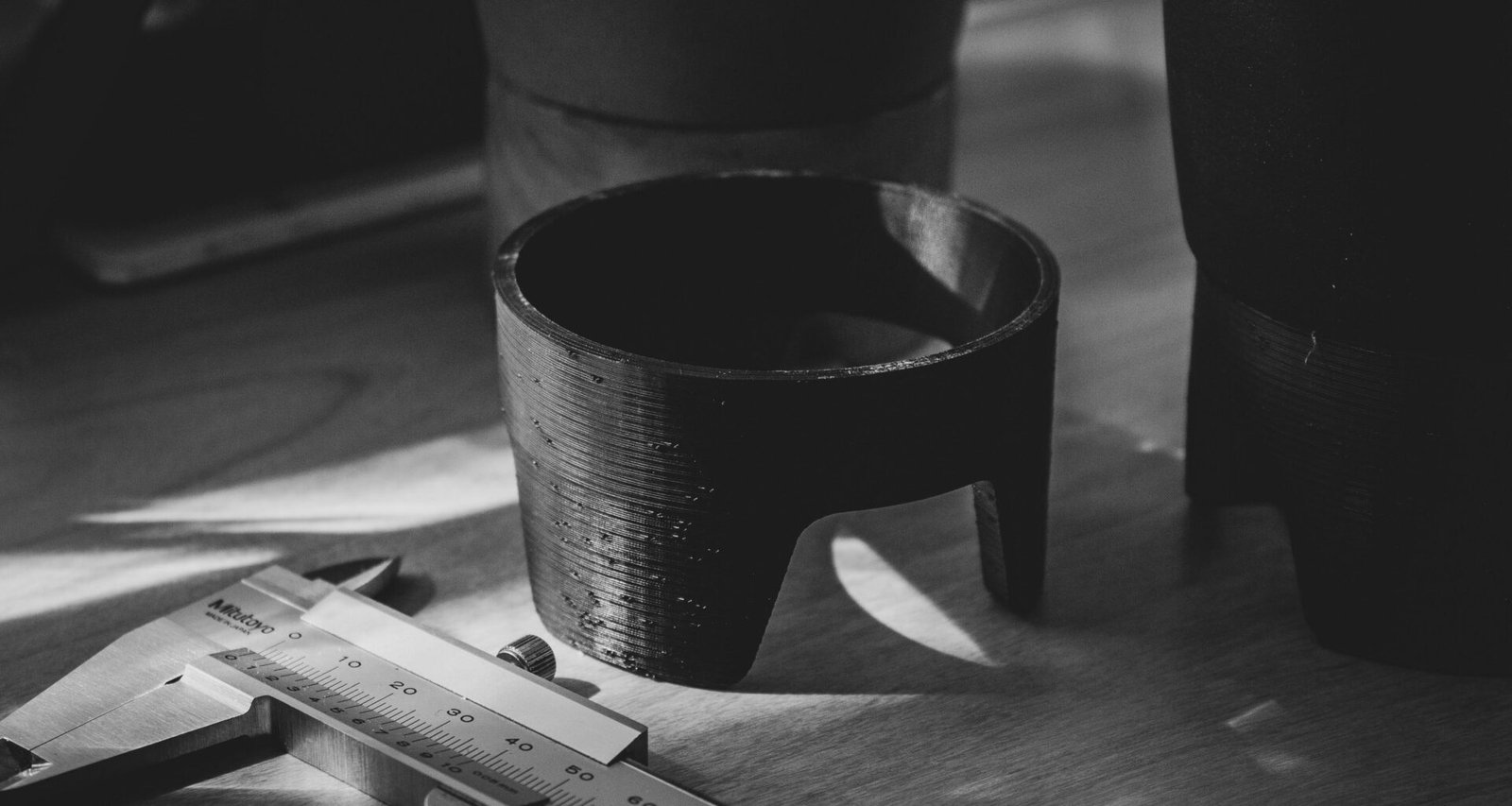 Eine silberne Schere liegt auf einem glatten Holztisch und steht bereit für unterschiedliche Einsatzmöglichkeiten.