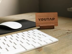 Nahaufnahme einer Computer-Tastatur und Maus auf einem Schreibtisch, passend zu modernen Arbeitsumgebungen