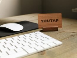 Nahaufnahme einer modernen Computertastatur und Maus auf einem Schreibtisch, geeignet für effizientes Arbeiten im Büro