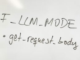 Ein Whiteboard mit verschiedenen Notizen und Skizzen, genutzt zur Visualisierung und Planung von Projekten im Büro