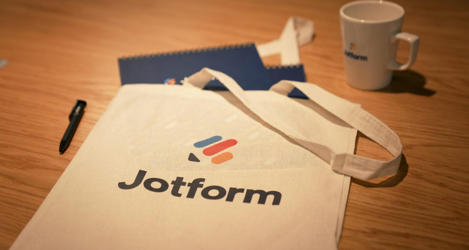 Weiße Tasche auf einem hellen Holztisch in minimalistischer Szene, aufgenommen für einen Beitrag zu Design oder Lifestyle.