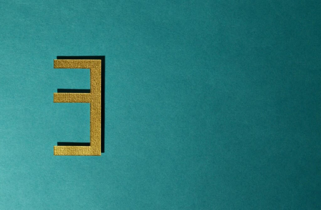Die Ziffer 3 ist zentral vor einem einfarbigen, kräftig türkisfarbenen Hintergrund zu sehen.