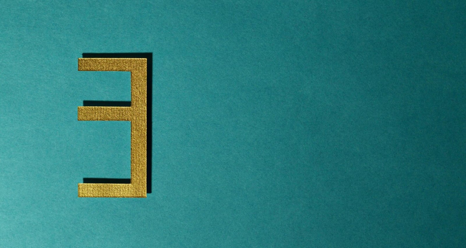 Die Ziffer 3 ist zentral vor einem einfarbigen, kräftig türkisfarbenen Hintergrund zu sehen.