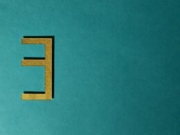 Die Ziffer 3 ist zentral vor einem einfarbigen, kräftig türkisfarbenen Hintergrund zu sehen.