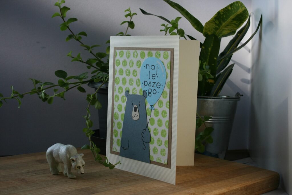 Zeichnung einer Person, die auf einem geöffneten Buch neben einer Topfpflanze sitzt – Fokus auf Bildung und Kreativität