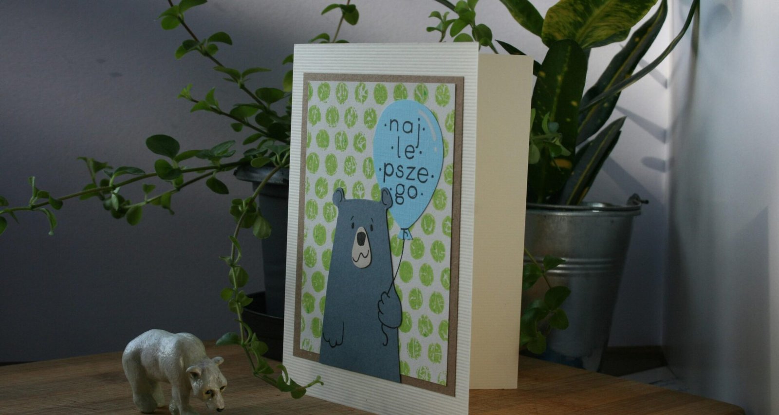 Zeichnung einer Person, die auf einem geöffneten Buch neben einer Topfpflanze sitzt – Fokus auf Bildung und Kreativität