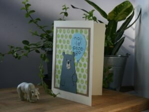 Zeichnung einer Person, die auf einem geöffneten Buch neben einer Topfpflanze sitzt – Fokus auf Bildung und Kreativität