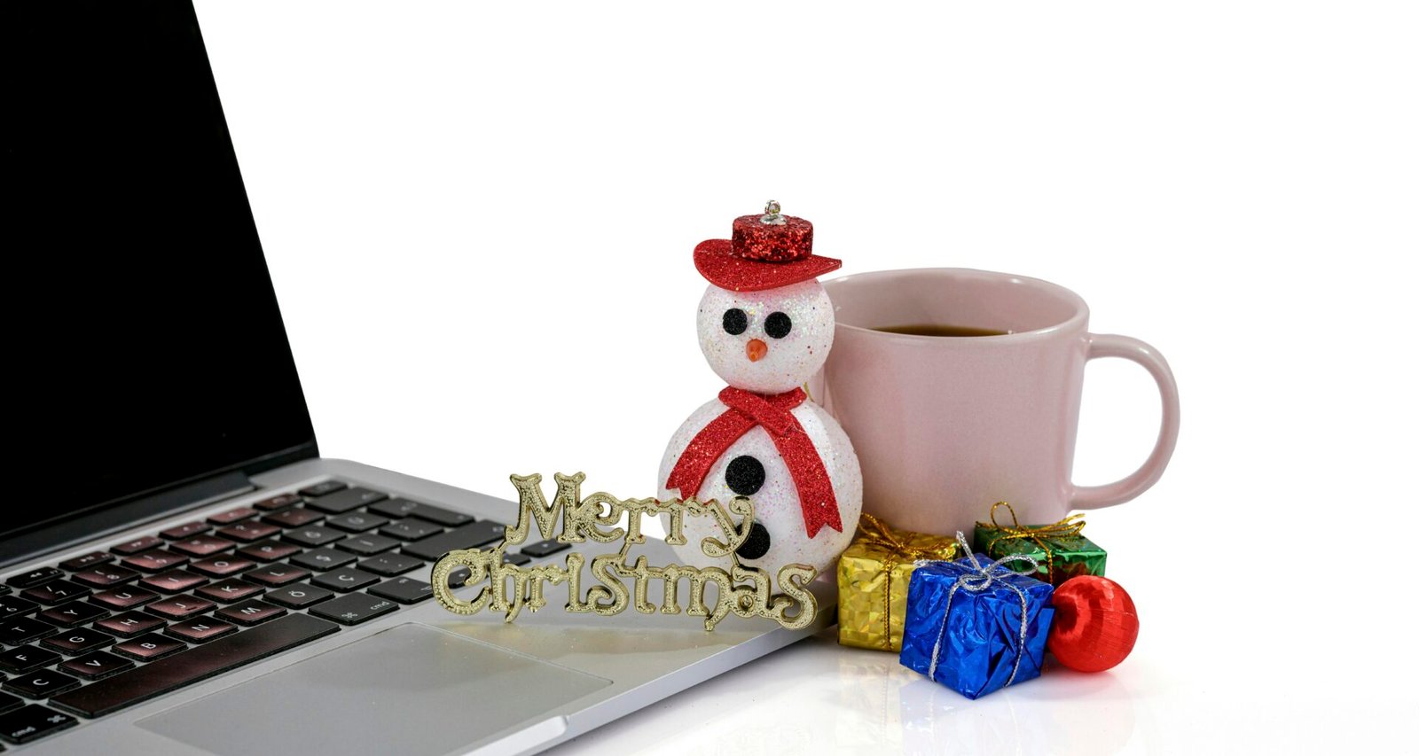 Ein geöffneter Laptop neben einer Tasse Kaffee auf einem Tisch, ideal für produktives Arbeiten im Homeoffice dargestellt.