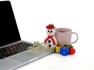 Ein geöffneter Laptop neben einer Tasse Kaffee auf einem Tisch, ideal für produktives Arbeiten im Homeoffice dargestellt.