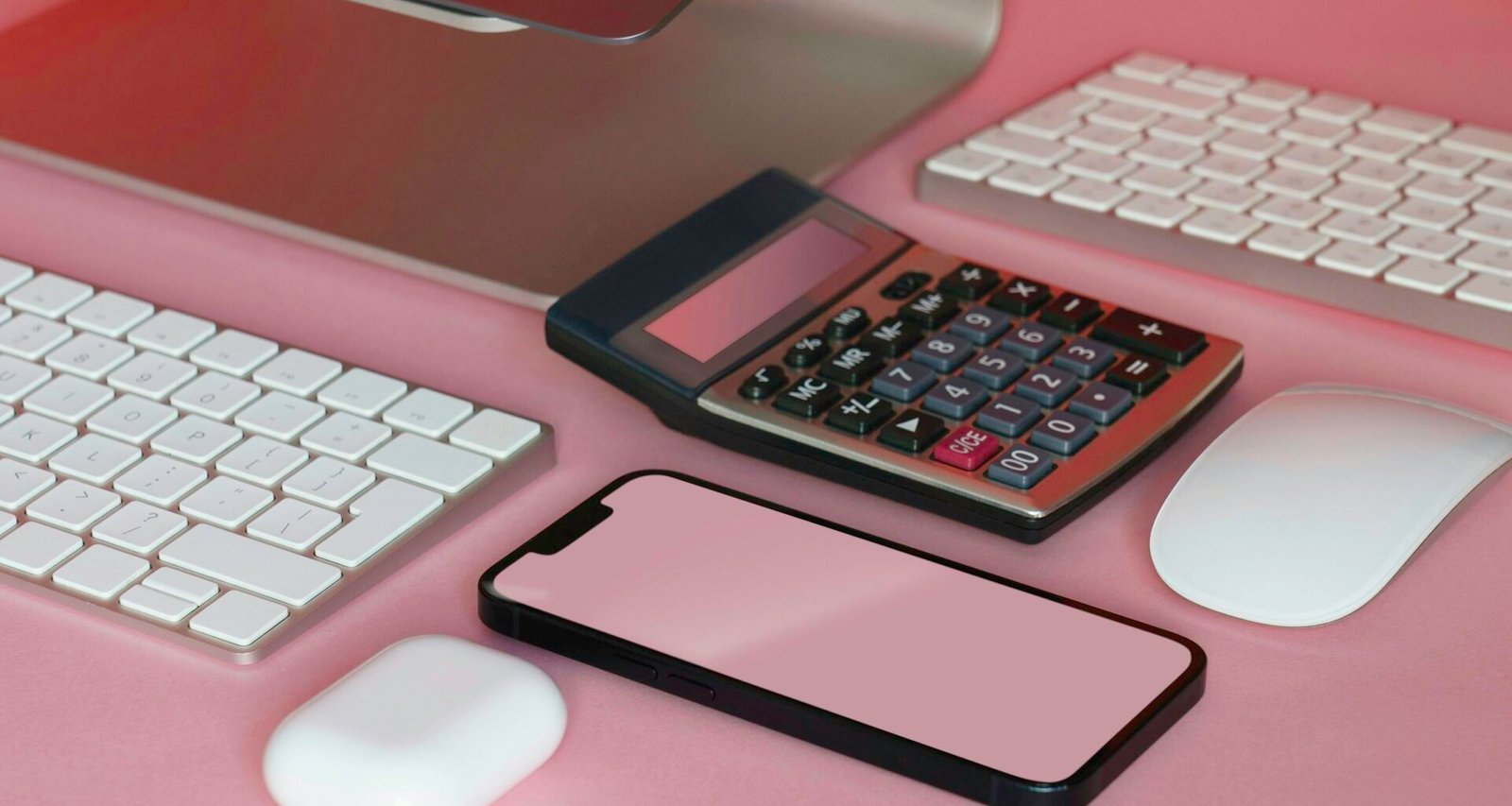 Auf einem Schreibtisch liegen eine Tastatur, eine Maus und ein Smartphone nebeneinander. Perfekt für digitale Arbeit.