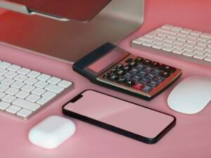 Auf einem Schreibtisch liegen eine Tastatur, eine Maus und ein Smartphone nebeneinander. Perfekt für digitale Arbeit.