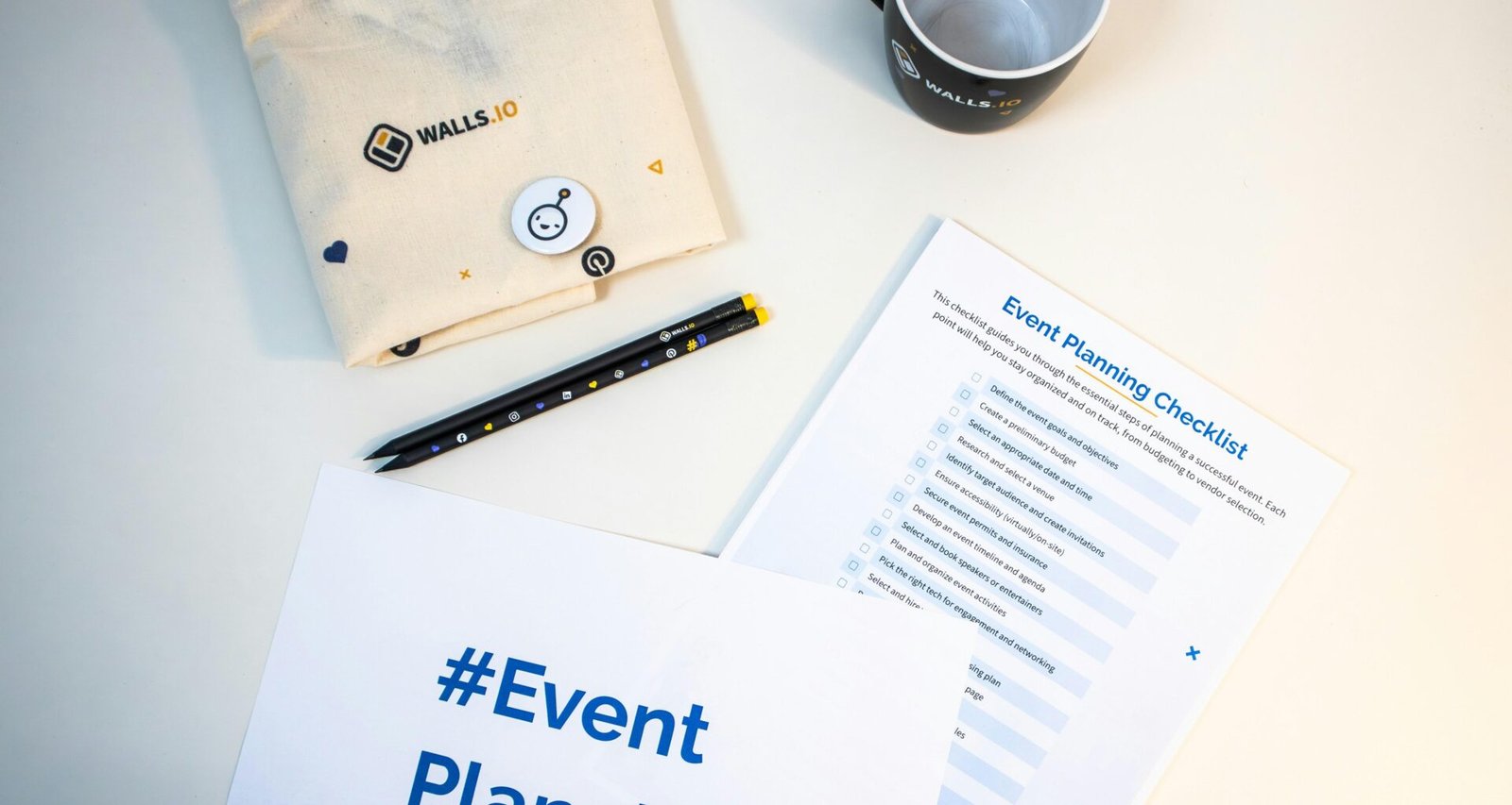 Ein Tisch mit einer weißen Kaffeetasse, Notizblock, Kugelschreiber und Briefumschlag, bereit für Notizen und Planung.