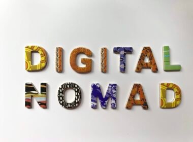 Verschiedenfarbige Buchstaben bilden die Worte 'Digital Nomad' und liegen dekorativ nebeneinander auf hellem Untergrund.
