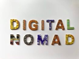 Assortierte bunte Buchstaben und Schriftzüge zum Thema Digital Nomad auf einem hellen Untergrund als Dekoidee