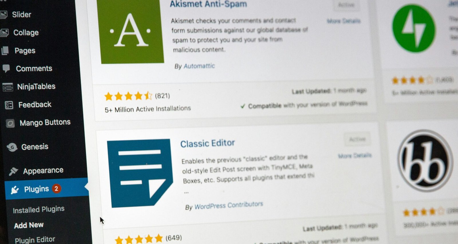 Flacher Bildschirmmonitor auf einem Schreibtisch mit neutralem Hintergrund, geeignet für Arbeitsplatz oder Homeoffice