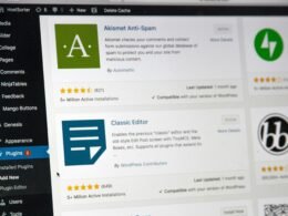 Flacher Bildschirmmonitor auf einem Schreibtisch mit neutralem Hintergrund, geeignet für Arbeitsplatz oder Homeoffice