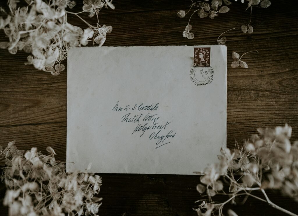 Flach liegende Einladungskarte auf hellem Hintergrund, perfekt für Inspirationen im Grafik- und Webdesign