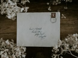 Flach liegende Einladungskarte auf hellem Hintergrund, perfekt für Inspirationen im Grafik- und Webdesign