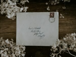 Flach liegende Einladungskarte auf hellem Hintergrund, perfekt für Inspirationen im Grafik- und Webdesign