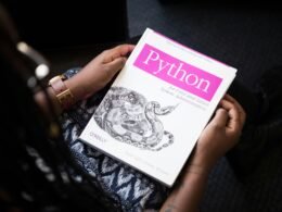 Shallow-Focus-Foto eines aufgeklappten Python-Buchs auf einem Tisch, passend zum Thema Programmierung