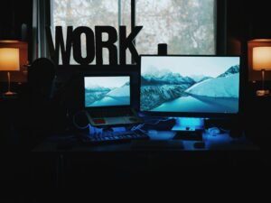 Nahaufnahme eines Computerbildschirms mit unscharfem Hintergrund, geeignet für Beiträge über Technologie oder Online-Marketing.