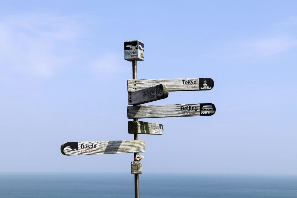 Graues Schild aus der Nähe fotografiert, unscharfer Hintergrund, Fokus auf klaren Linien und moderner Gestaltung.