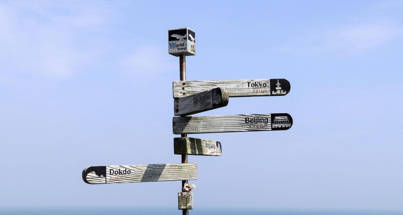 Graues Schild aus der Nähe fotografiert, unscharfer Hintergrund, Fokus auf klaren Linien und moderner Gestaltung.