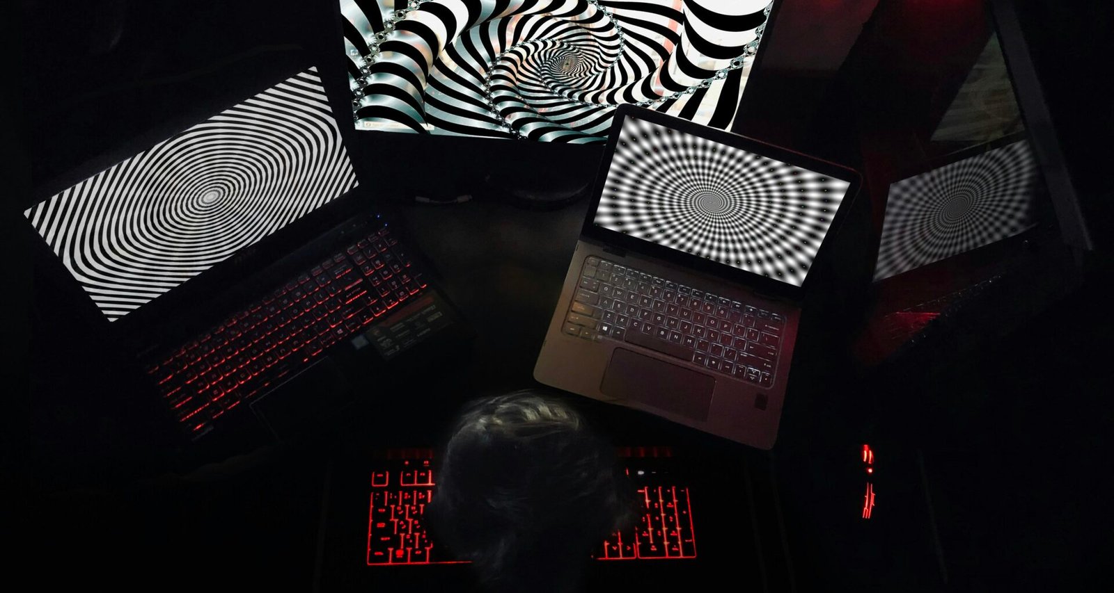 Eine Frau in weißem Hemd sitzt auf einem Stuhl in einem schlichten, modernen Raum bei natürlichem Licht.