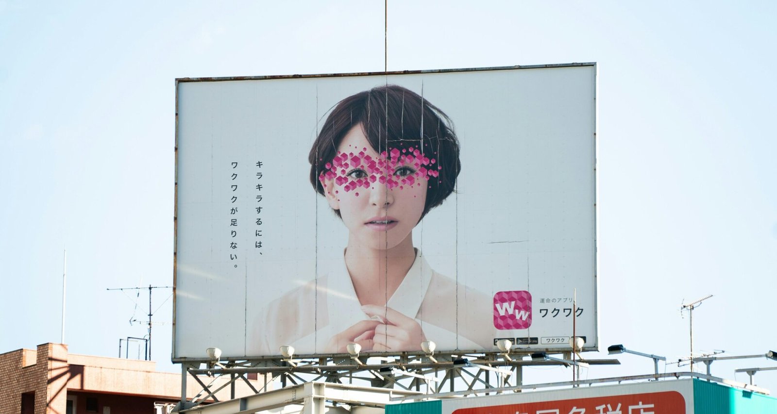 Frau in weißem und pinkem Blumenkleid steht vor einem Whiteboard und erklärt Inhalte in einem modernen Büro.