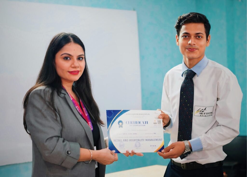 Frau übergibt im Büro einem Mann ein Zertifikat, beide stehen an einem Schreibtisch und wirken professionell