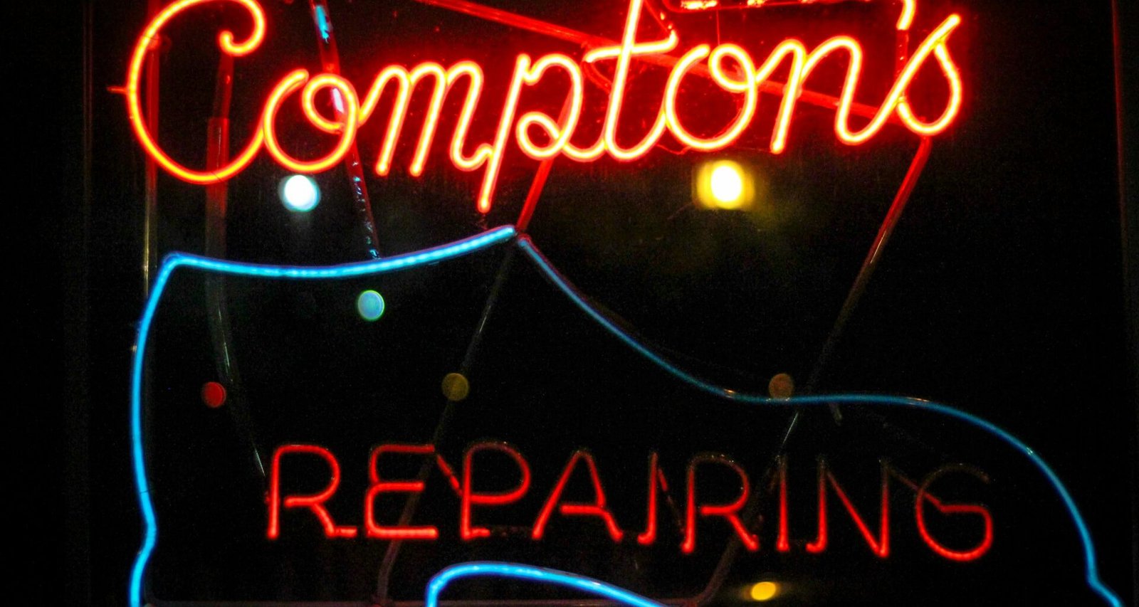 Leuchtendes Happy New Year Neon-Schild auf dunklem Hintergrund, ideal als visuelle Inspiration für digitale Projekte und Artikel