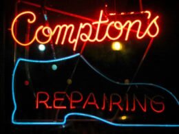 Leuchtendes Happy New Year Neon-Schild auf dunklem Hintergrund, ideal als visuelle Inspiration für digitale Projekte und Artikel