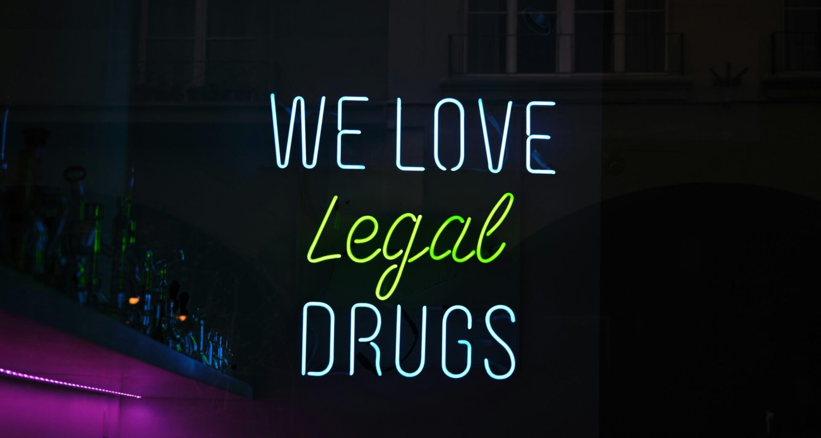 Leuchtendes Happy New Year Neon Schild als trendige visuelle Botschaft für das neue Jahr, fotografiert von Simon Schwyter