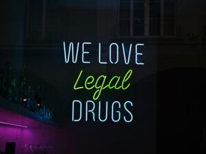 Leuchtendes Happy New Year Neon-Lichtzeichen an einer dunklen Wand als kreatives Motiv für Technologie- und Marketingartikel.