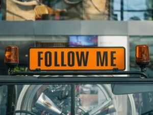 Gelb-schwarzes Taxi-Schild bei Tageslicht in einer europäischen Stadt, aufgenommen aus unmittelbarer Nähe.