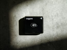 Ein quadratischer Kreditkartenleser liegt auf einer glatten Oberfläche und präsentiert moderne Zahlungstechnologie.