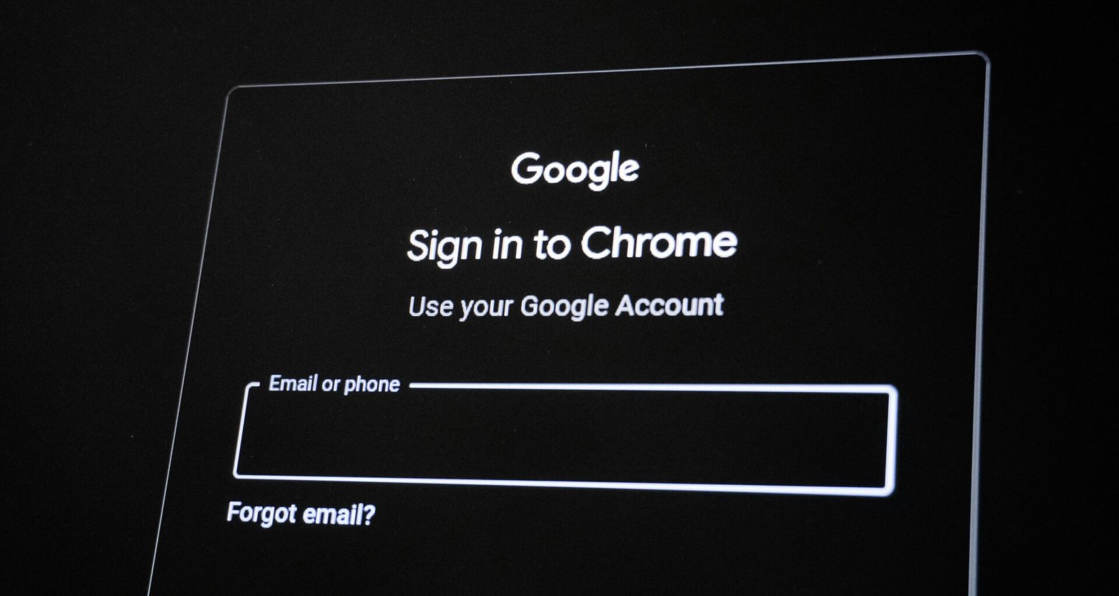 Google Chrome Anmeldeseite mit hervorgehobenem E-Mail-Feld auf einem modernen Bildschirm, Fokus auf Benutzeridentifikation.