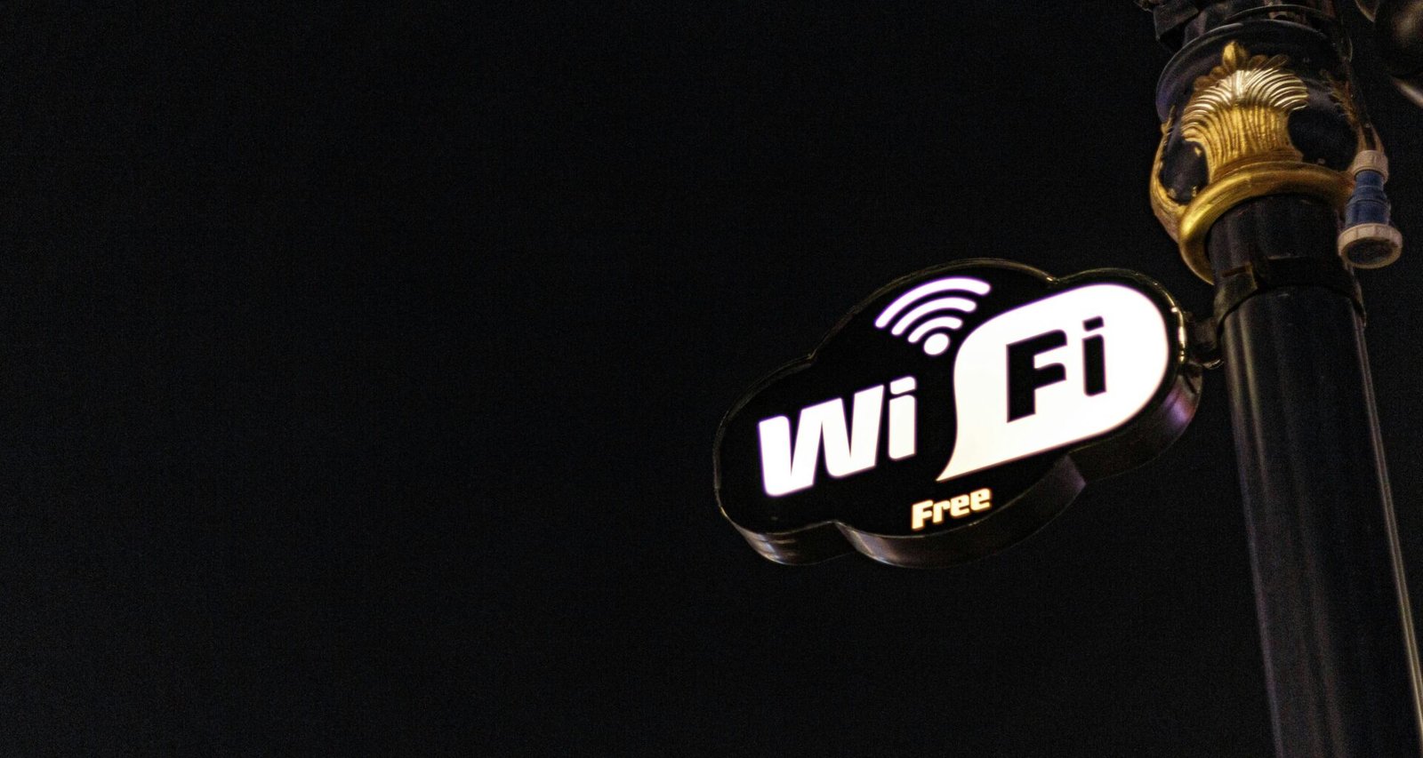 Grafische Benutzeroberfläche mit prominent platziertem Logo am Bildschirm für digitale Anwendungen