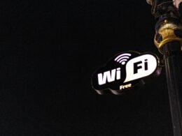 Grafische Benutzeroberfläche mit prominent platziertem Logo am Bildschirm für digitale Anwendungen