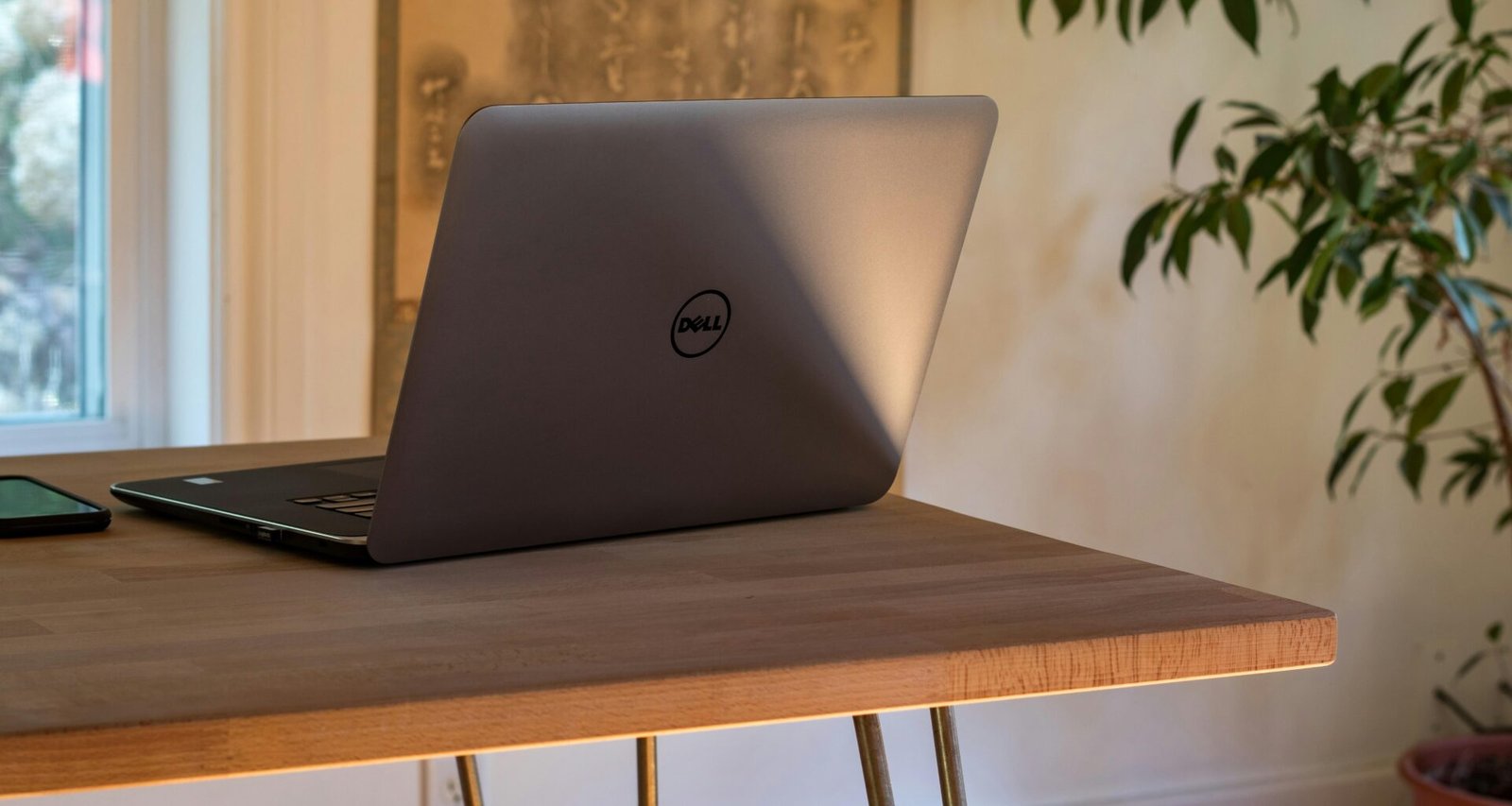 Graues Dell Laptop steht auf einem Tisch, bereit zur Nutzung für Arbeit oder Online-Recherchen in digitaler Umgebung.