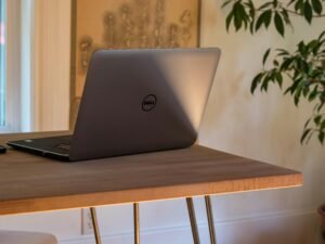 Graues Dell Laptop steht auf einem Tisch, bereit zur Nutzung für Arbeit oder Online-Recherchen in digitaler Umgebung.