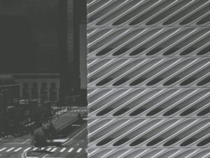 Schwarzweißfoto einer geraden Asphaltstraße mit klarer Straßenstruktur, aufgenommen von Arun Kuchibhotla